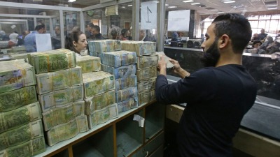 يقدر إجمالي الحوالات اليومية الواردة إلى المناطق الخاضعة لسيطرة النظام السوري بـ 6 ملايين دولار - AFP