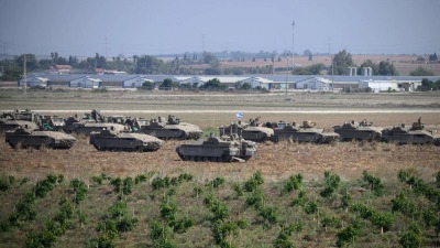 مركبات عسكرية إسرائيلية خارج سديروت بالقرب من الحدود مع غزة
