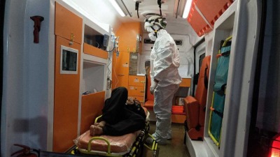 نقل أحد المصابين بمرض الكوليرا إلى مراكز العلاج - 22 تشرين الثاني 2022 (الدفاع المدني)