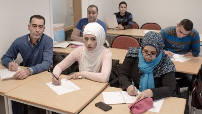 السويد تضع شروطاً جديدة أمام المهاجرين واللاجئين للحصول على المساعدات