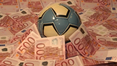 تعد كرة القدم من أكثر الألعاب جذباً لأموال المراهنات (غيتي)