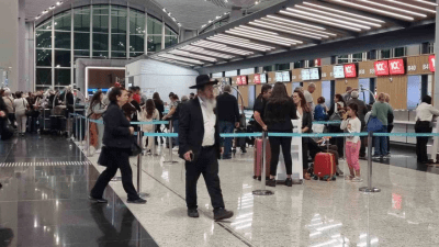 مواطنون إسرائيليون يغادرون الأراضي التركية من مطار إسطنبول (وسائل إعلام تركية)