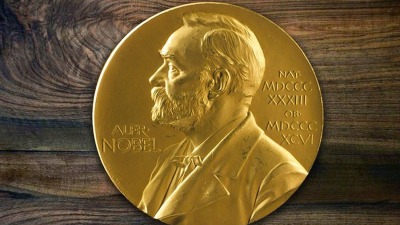 صورة أرشيفية لميدالية نوبل معروضة خلال حفل أقيم في نيويورك عام 2020.