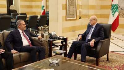 وزير الخارجية التركي هاكان فيدان أثناء زيارته بيروت ولقاء رئيس الوزراء اللبناني نجيب ميقاتي (الأناضول)