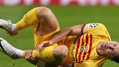 البولندي روبرت ليفاندوفسكي نجم برشلونة الإسباني خلال تعرضه للإصابة (Getty)