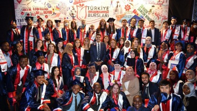 طلاب دوليين في حفلة تخرجهم من الجامعات التركية (Türkiye Bursları)