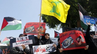 أنصار حزب الله يرفعون علم فلسطين إلى جانب راية الحزب - المصدر: الإنترنت
