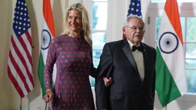 السيناتور الأميركي بوب مينينديز وزوجته نادين أرسلانيان - AP