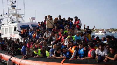 لاجئون يصلون إلى جزيرة لامبيدوزا الإيطالية