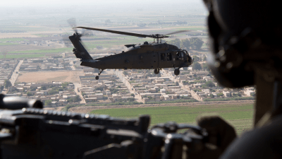 طائرات أميركية من نوع "UH-60 BLACKHAWK" تحلق فوق مناطق في شمال شرقي سوريا _ 10 من تموز 2018 (BRIGITTE MORGAN)