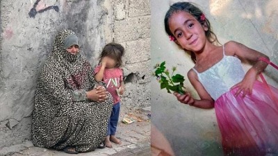 الطفلة السورية فاطمة ووالدتها أمام باب منزلهما في أضنة