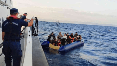 إنقاذ مهاجرين غير شرعيين على متن قارب مطاطي - الأناضول