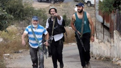 مقتل فلسطيني في هجوم مستوطنين على قاطفي الزيتون في الضفة