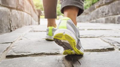 المشي.. ما فوائده وهل ينصح به بعد الأكل مباشرة؟