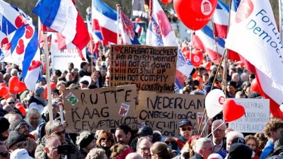 [1/3]مزارعون هولنديون يحملون لافتات وأعلام يحتجون على سياسات الحكومة للحد من انبعاثات النيتروجين في لاهاي، هولندا في 11 مارس 2023. 