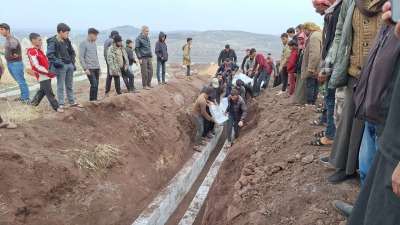 مدنيون يدفنون ضحايا المجزرة في ريف إدلب الجنوبي - تويتر