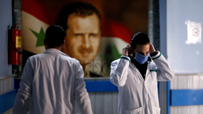 عامل صحي يرتدي كمامة داخل أحد مشافي العاصمة دمشق - رويترز