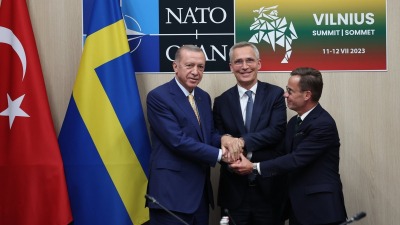 الرئيس التركي رجب طيب أردوغان والأمين العام لحلف شمال الأطلسي "الناتو" ينس ستولتنبرغ ورئيس الوزراء السويدي أولف كريسترسون في ليتوانيا (الأناضول)