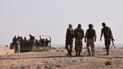عناصر من قوات النظام السوري وميليشياته في بادية دير الزور - AP