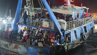 وصول عدد من المهاجرين بعد غرق قاربهم الذي تسبب بوفاة طفلة وفقدان ثمانية أشخاص إلى جزيرة لامبيدوسا الإيطالية يوم 20 تشرين الثاني 2023