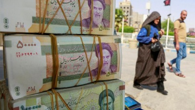 تبلغ قيمة الدولار الأميركي اليوم أمام العملة الإيرانية نحو 42 ألفا و200 ريال