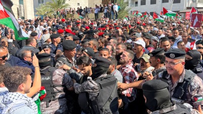 الشرطة الأردنية تشتبك مع المحتجين قرب السفارة الإسرائيلية في العاصمة عمان – 18 تشرين الأول 2023 (رويترز)