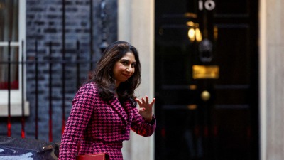 وزيرة الداخلية البريطانية سويلا برافرمان أمام مقر رئيس الوزراء - 24 تشرين الأول 2023 (رويترز)