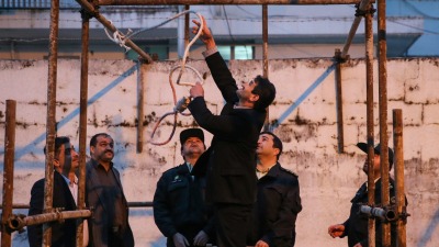 عناصر من الأمن الإيراني يجهزون حبل المشنقة لتنفيذ أحكام إعدام - 15 نيسان 2014 (AFP)