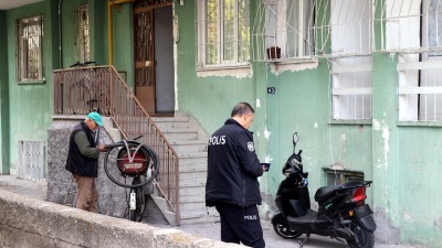 أفراد من الشرطة التركية يقفون أمام سكن بتول محمد في قيصري (DHA)