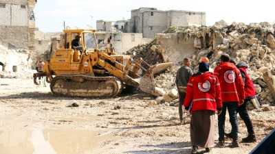 ترحيل أنقاض الأبنية المنهارة من جراء الزلزال في حلب – 27 شباط 2023 (الهلال الأحمر السوري)