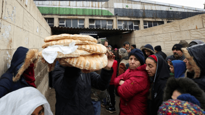 غرامات بالملايين.. "حماية المستهلك" تلاحق بائعي الخبز الجوالين في دمشق 