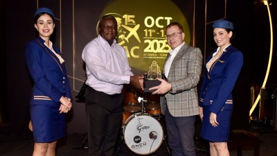 ممثلون عن شركة "أجنحة الشام للطيران" يتسلمون جائزة من إدارة المؤتمر - 5 تشرين الثاني 2023 (أجنحة الشام)