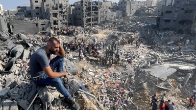 استمرار القصف على غزة وقطع الاتصالات للمرة الثالثة (رويترز)