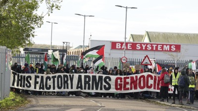 متظاهرون مؤيدون للقضية الفلسطينية يغلقون مداخل مصنع عسكري في بريطانيا