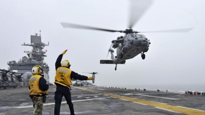 مروحية من طراز "MH-60R" تحاول الهبوط على حاملة طائرات أميركية - AFP