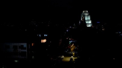 مشهد عام للعاصمة السورية دمشق وهي غارقة في الظلام بسبب انقطاع الكهرباء - AP