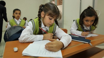 طلاب سوريون في احدى مدارس ولاية غازي عنتاب التركية (موقع بلدية غازي غنتاب الكبرى)