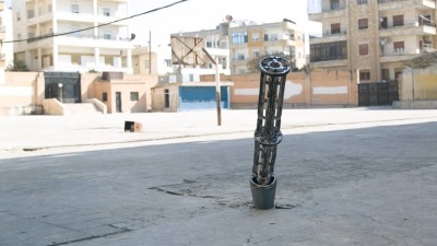 بقايا مخزن مستهلَك لأحد الصواريخ العنقودية التي استهدفت مدينة إدلب – 25 شباط 2020 (الدفاع المدني السوري)