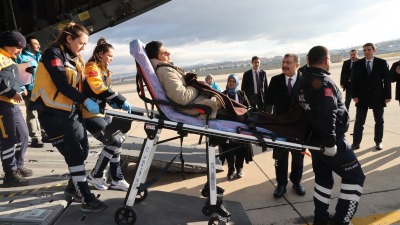 وزير الصحة التركي يستقبل المرضى الفلسطينيين في مطار أنقرة (الأناضول)