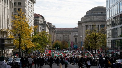 وصفت بـ "التاريخية".. مظاهرات حاشدة في واشنطن تنديدا بالقصف الإسرائيلي على غزة (رويترز)