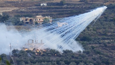 قصف مدفعي إسرائيلي بقذائف الفوسفور الأبيض على بلدة البستان جنوبي لبنان - 15 تشرين الأول (AP)