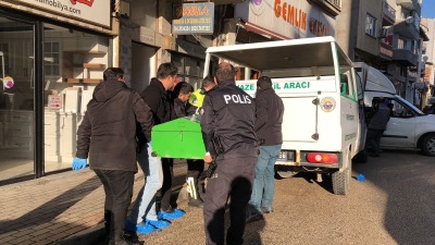 أفراد من الشرطة تنقل جثمان الشاب السوري من المشرحة (وسائل إعلام تركية)