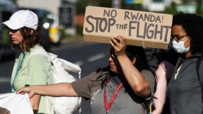 لافتة رفعت في مظاهرات مناهضة للترحيل إلى رواندا جاء فيها: "لا إلى رواندا.. أوقفوا الرحلة الجوية!" - المصدر: الإنترنت