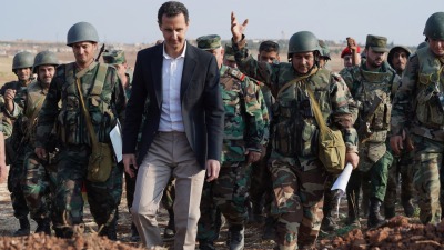 بشار الأسد رفقة عدد من الجنود في جيش النظام