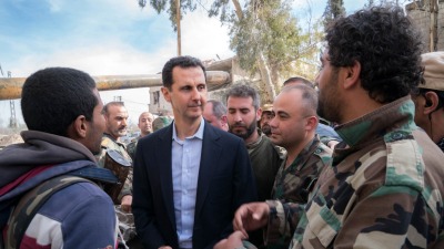 بشار الأسد رفقة عدد من العناصر في جيش النظام