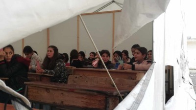 منذ زلزال شباط..600 طالب يدرسون في خيمة ممزقة بريف اللاذقية