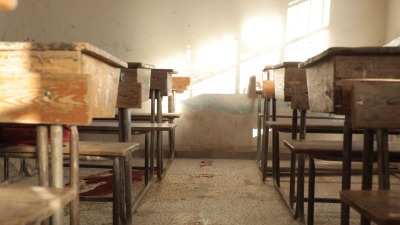 دماء تسيل على الأرض من جراء إصابة الطلاب بقصف النظام على مدرسة في آفس - الدفاع المدني