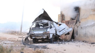 سيارة استهدفتها قوات النظام في تفتناز شرقي إدلب - الدفاع المدني