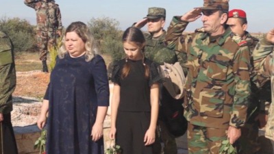 عائلة طيار روسي تزور نصبه التذكاري بريف إدلب - (منصة إكس)