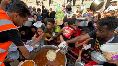 انتهى الطعام عندما وصل دوره.. شاهد كيف تصرف أطفال غزة معه 